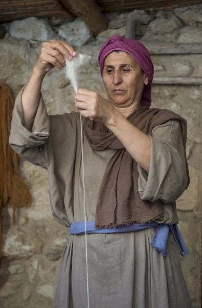 Palestinian weaver — Stock Photo, Image