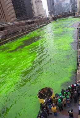 yeşil boyalı Chicago Nehri