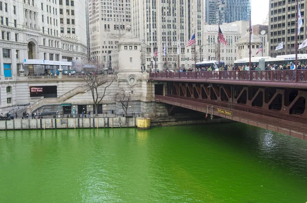 芝加哥河染成绿色 — 图库照片