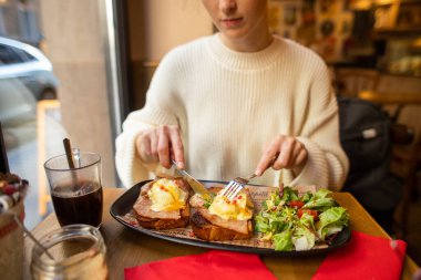 Kafede yumurtalarla kahvaltı yapmak.