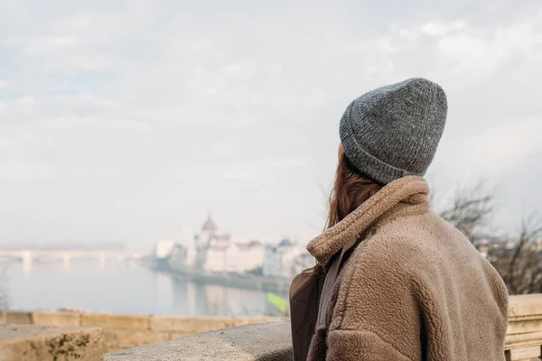 Young Woman Looks City View Budapest — Stock Photo, Image
