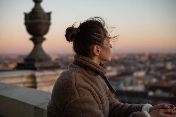 Young Woman Tower Looks City — Stock Photo, Image