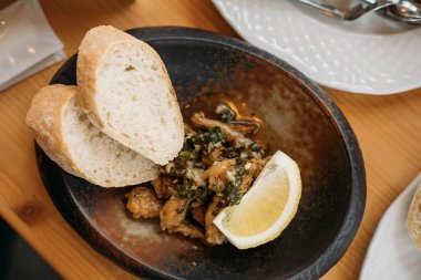 Fransız yemeği kurbağa bacağı.