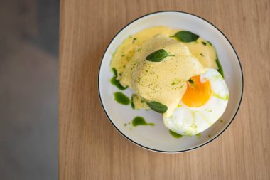 Çırpılmış yumurta ve hindi eti.