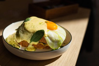 Çırpılmış yumurta ve hindi eti.