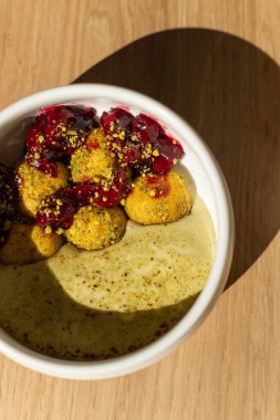 Kiraz reçelli ricotta peynirli kekler.