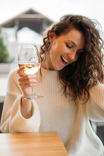 Jovem Com Cabelo Encaracolado Copo Vinho — Fotografia de Stock