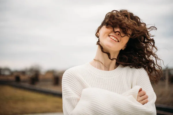 Jeune Femme Aux Cheveux Bouclés — Photo