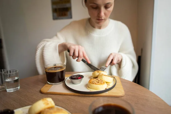 Genç Bir Kadın Kafede Lezzetli Peynirli Kekler Yer Kahve Içer — Stok fotoğraf