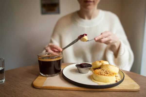 Genç Bir Kadın Kafede Lezzetli Peynirli Kekler Yer Kahve Içer — Stok fotoğraf