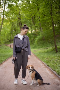 Tatlı bir av köpeği olan genç bir kadın.