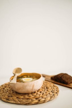 Yumurtalı ve ekşi kremalı yeşil borç.