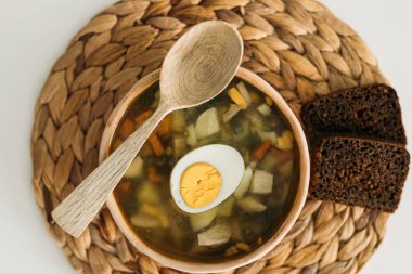 Yumurtalı ve ekşi kremalı yeşil borç.