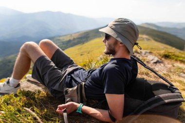Resimli dağ manzaraları, yürüyüş yapan insanlar.