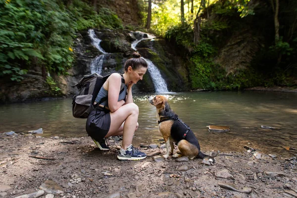 Jonge Vrouw Met Een Hond Buurt Van Een Waterval — Stockfoto