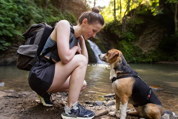 Jonge Vrouw Met Een Hond Buurt Van Een Waterval — Stockfoto