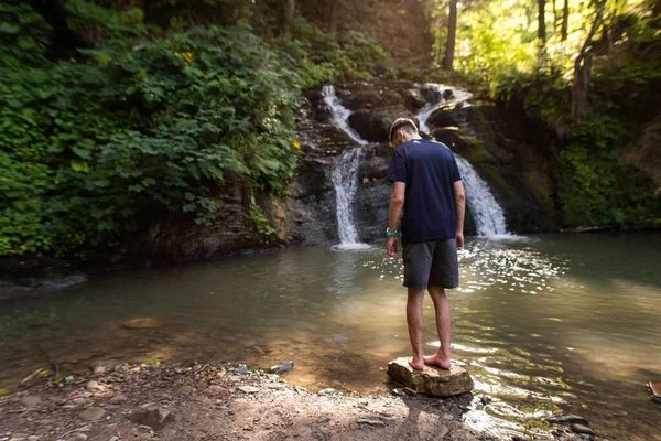 Man Stands Waterfall Middle Forest — 图库照片