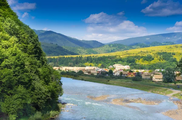 Pueblo de montaña junto al río — Foto de Stock