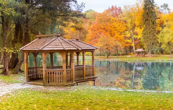 Gazebo de madera en el lago Imágenes De Stock Sin Royalties Gratis