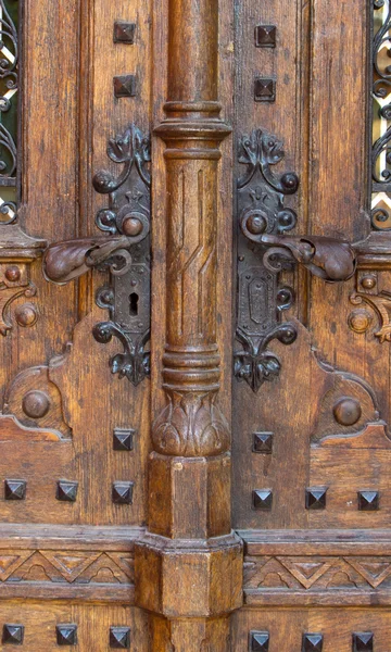 Retro oude houten deur kasteel — Stockfoto