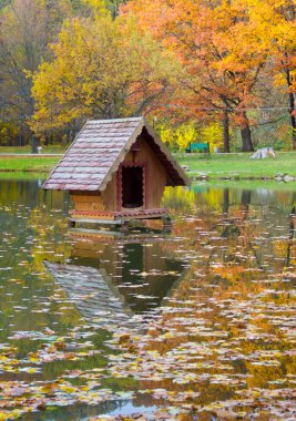su üzerinde yüzen çardak