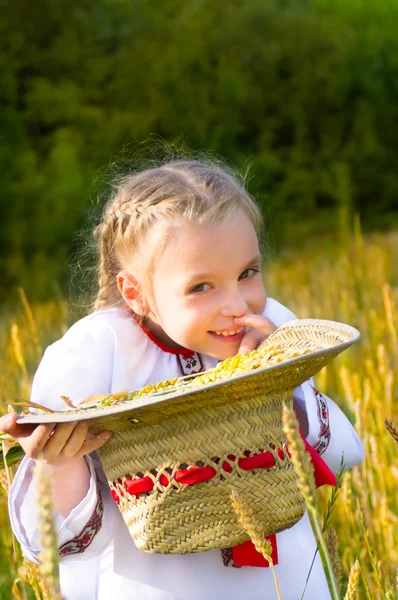 Mooie meisjes met een stro hoed — Stockfoto