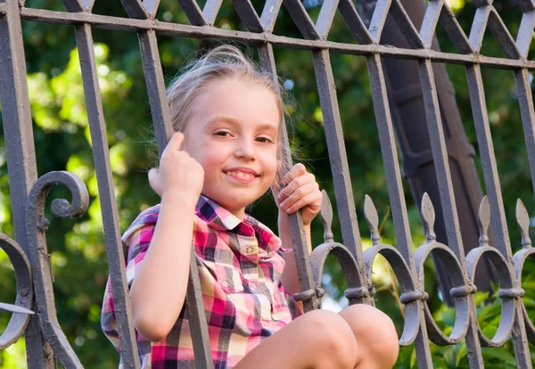 Giovane ragazza sorridente Ritratto all'aperto — Foto Stock