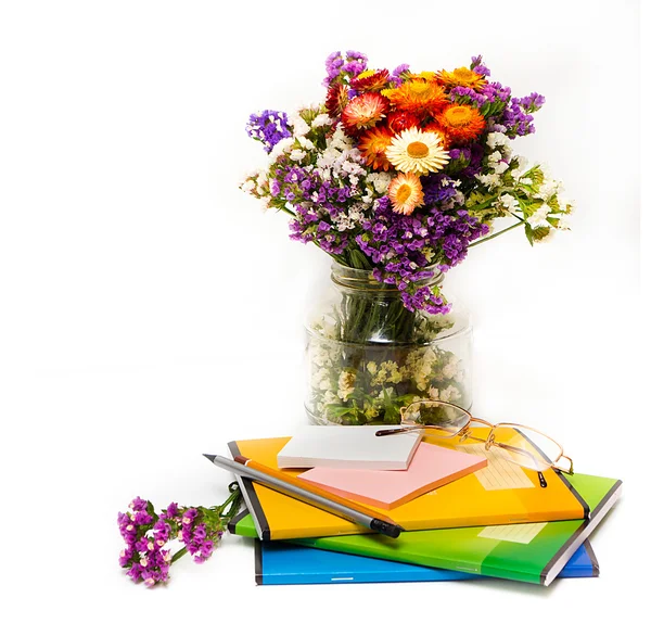 öğretmenler günü! (Sonbahar çiçekler, dizüstü bilgisayarlar, cam ile natürmort