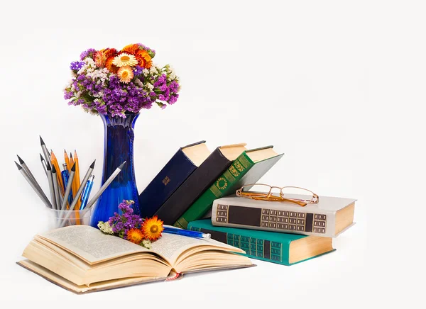 Ημέρα του δασκάλου! (σύνθεση με ανοιξιάτικα λουλούδια σε ένα μπλε βάζο, — Φωτογραφία Αρχείου