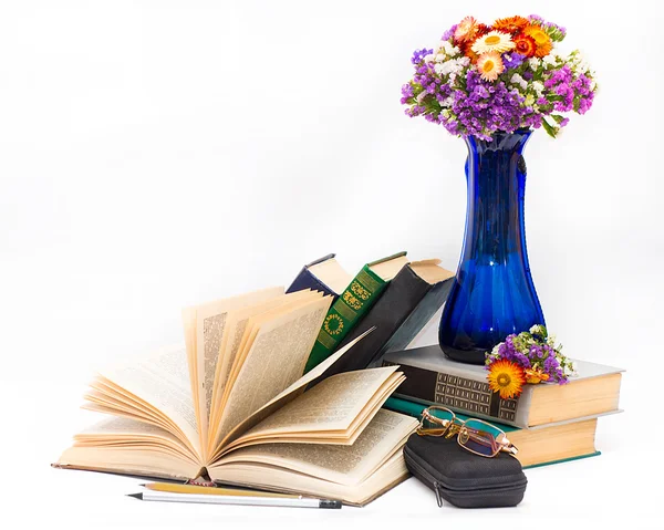 ¡Día del Maestro! (Bodegón con flores de otoño en un jarrón azul, O — Foto de Stock