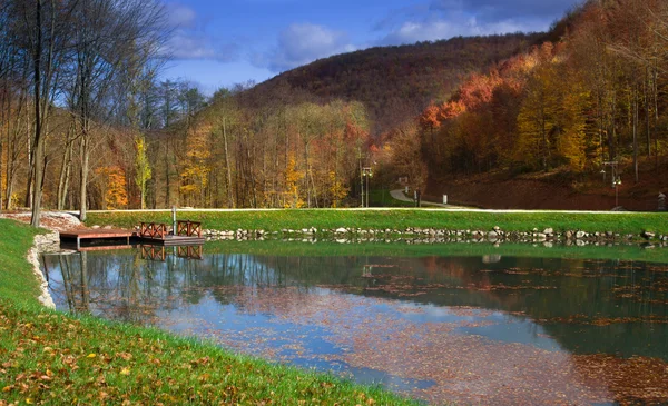 Paysage d'automne avec un lac — Photo