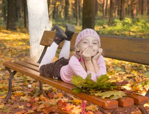 Fille avec automne — Photo