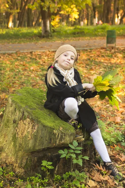 Fille dans le parc d'automne — Photo