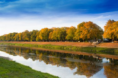 Yansımasıyla birlikte sonbahar manzarası