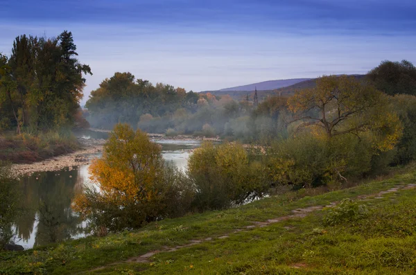 Jesienny krajobraz nad rzeką — Zdjęcie stockowe