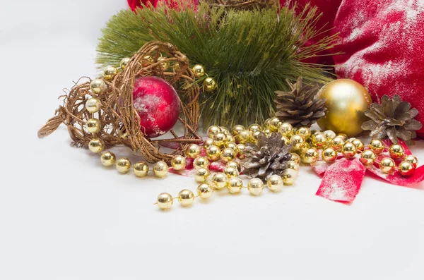 Vánoční přání s zvon, šišky, koule — Stock fotografie