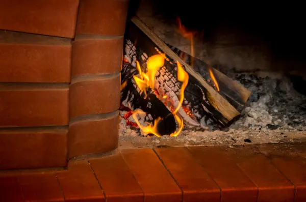 Fuego ardiendo en la chimenea — Foto de Stock