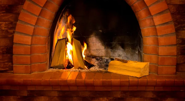 Fuego ardiendo en la chimenea — Foto de Stock