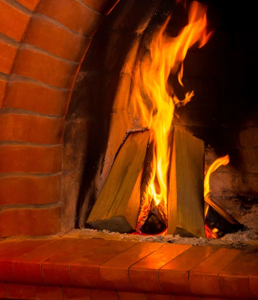 Fuego en la chimenea. — Foto de Stock