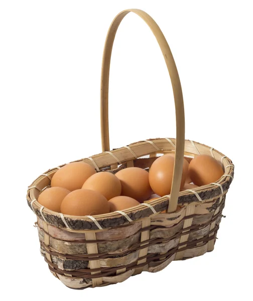 sepet yumurta üzerinde beyaz izole dolu
