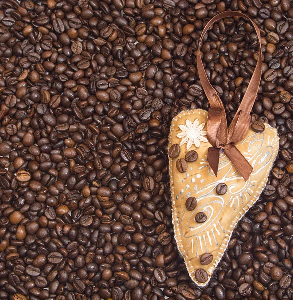 Heart decorated with coffee beans with ribbon — Stock Photo, Image