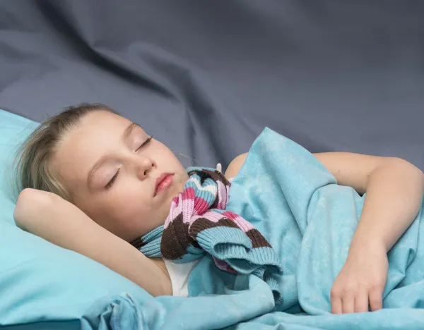 Menina doente está dormindo — Fotografia de Stock