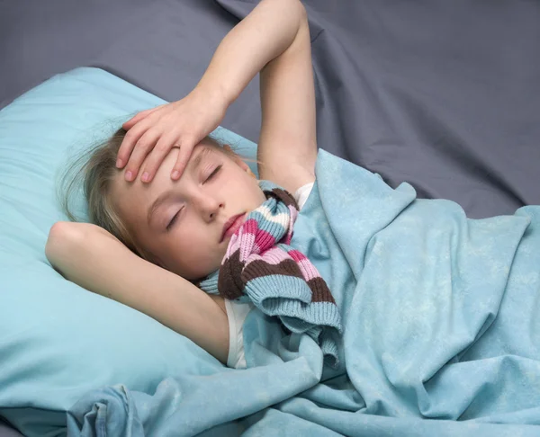 Больная девочка, лежащая в своей постели — стоковое фото