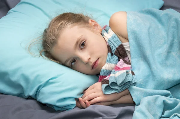 Chica enferma acostada en su cama Fotos De Stock