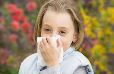 küçük bir kız onu nosel esen