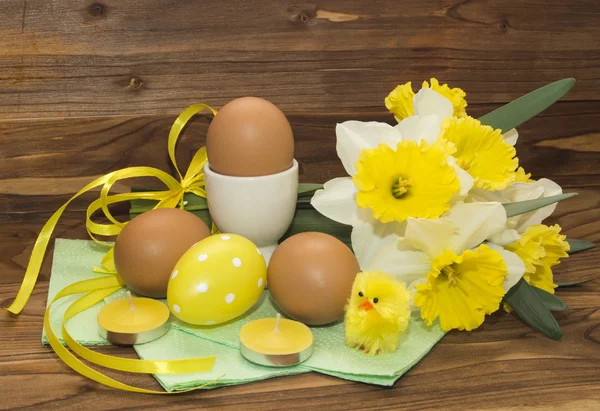 Easter eggs and daffodils — Stock Photo, Image