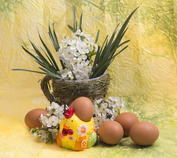 鸡蛋和春天的花朵 — 图库照片