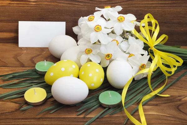 Ovos de Páscoa e narcisos brancos — Fotografia de Stock