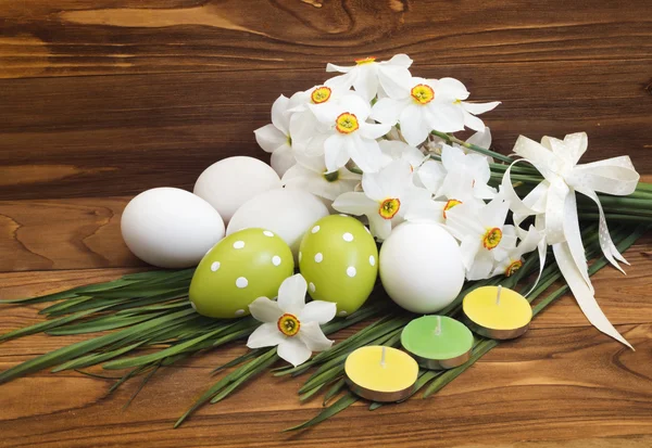 Easter eggs and white daffodils — Stock Photo, Image