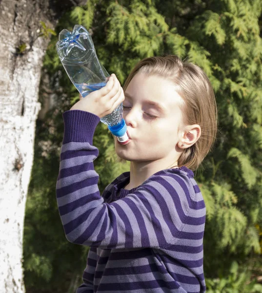 Weinig schoolmeisje water drinkt — Stockfoto